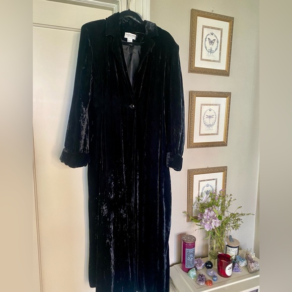 Elegant Maxi Black Velvet Jacket - Picture 2 of 8